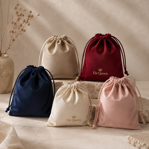Sacs à bijoux en velours personnalisés en gros, différentes tailles, logo en relief, pour bagues en velours de culture et bagues en acier inoxydable - Product Image 1