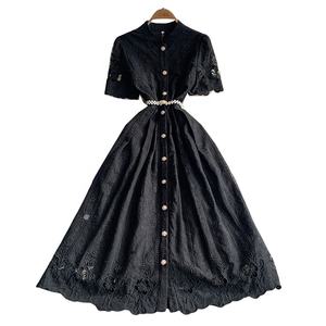 Abito Estivo da Donna con Colletto Alto Traforato in Pizzo, Monopetto, Vita Stretta e Gonna Lunga a Campana - Product Image 5