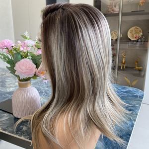 CARKIRA Peluca de Cabello Sintético Ondulado de 14 Pulgadas con Encaje Frontal, Resistente al Calor, Rubia con Reflejos Castaños, Transparente para Encaje - Product Image 5