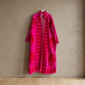 Manteau long en velours rose vif fait main sur mesure avec broderie appliquée motif grenade rouge vif - Product Image 1