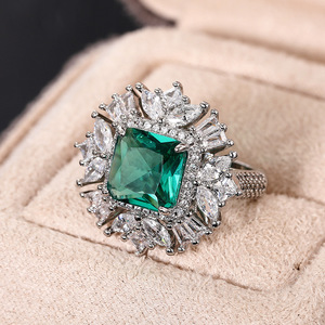 Anello in Stile Giada con Gemma Verde per Donne, Gioiello Elegante e di Lusso - Product Image 5