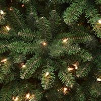 Sapin de Noël artificiel Kingswood Fir Slim de haute qualité, pré-éclairé, 6-8 pieds de haut, lumières LED blanches chaudes claires, utilisation en intérieur, support inclus