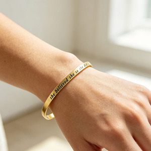 Bracelet manchette classique en acier inoxydable plaqué or, gravé et personnalisé, avec nom sur mesure, pour femmes et hommes, expédition immédiate - Product Image 2