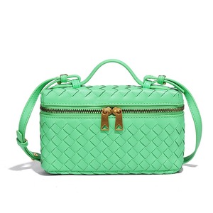 Bolso cruzado tejido <span class=keywords><strong>de</strong></span> piel <span class=keywords><strong>de</strong></span> vaca a la moda <span class=keywords><strong>de</strong></span> alta calidad OEM para mujer, fiambrera pequeña informal clásica colorida a la moda <span class=keywords><strong>de</strong></span> diseñador - Product Image 4