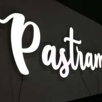 YIJIAO Enseignes personnalisées fiables en acrylique, lettres lumineuses à éclairage frontal avec bord biseauté, lettres en relief sur mesure pour l'immobilier