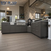Cuisine extérieure modulaire de luxe en acier inoxydable avec îlot barbecue à gaz, brûleur latéral, plaque de cuisson, évier et réfrigérateur