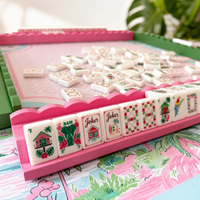 Jeu de Mahjong Esthétique Forêt Tropicale avec des motifs de perroquet, chaise de plage, cabane tropicale et motifs floraux botaniques, pour les fêtes