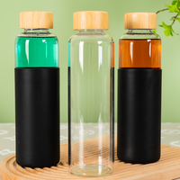 Grosir Pabrik botol air kaca borosilikat tinggi dengan lengan silikon dan tutup bambu