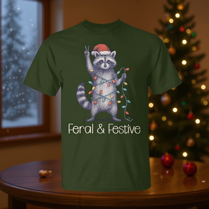 Camiseta navideña con diseño de mapache festivo y salvaje - Product Image 3