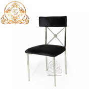Chaise de salle à manger extérieure moderne en fer à dossier croisé avec coussin pour mariages, hôtels, salons et événements