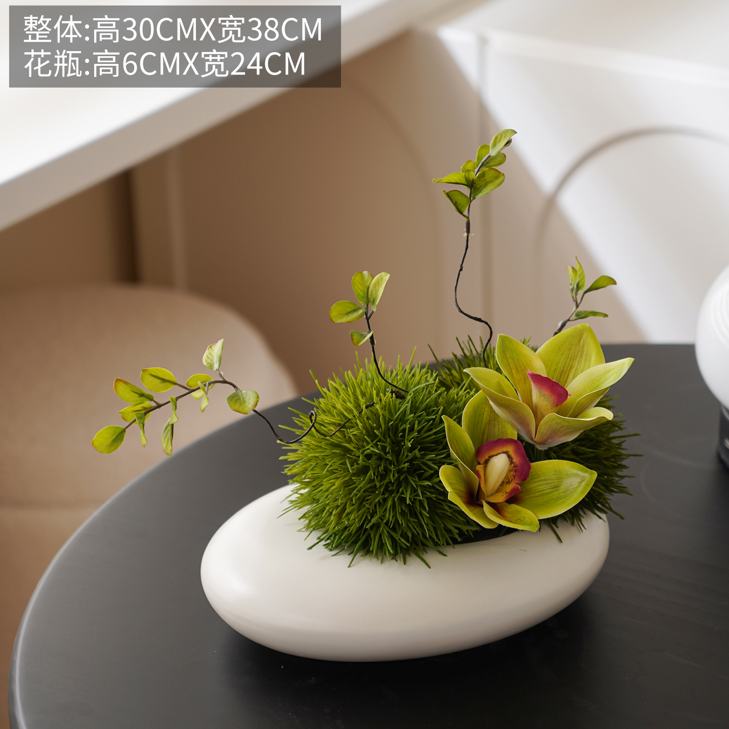Vaso bianco piatto con orchidea ritmo verde