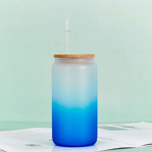 Vaso de Vidrio Reutilizable para Bebidas de 20oz, con Acabado Esmerilado Degradado, Tapa de Bambú y Pajita - Product Image 5