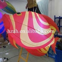 Ballon de poisson tropical gonflable suspendu avec éclairage