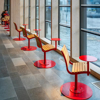 Tables et chaises d'extérieur rotatives commerciales de petite taille avec plateaux, intégrées au design du parc, pour café et salon de thé