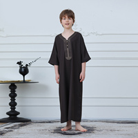 Nouvelle Collection 2026 : Thobe Garçon Marron Foncé Brodé à Manches Courtes – Robe Arabe Musulmane Enfant, Jubba, Vêtement Islamique pour Ramadan et Aïd, Qamis
