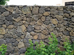 Revêtement mural extérieur en pierre de lave Puka noire naturelle de forme irrégulière - Product Image 1