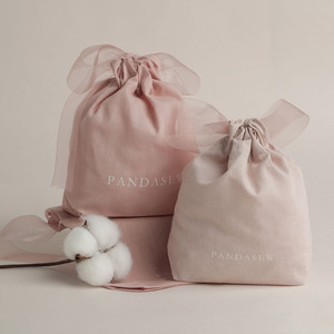 PandaSew Sac en coton léger et durable avec logo personnalisé, pochette de rangement anti-poussière en coton à cordon de serrage avec garniture en organza, tendance - Product Image 1