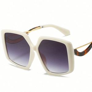 Gafas de Sol Cuadradas Extra Grandes con Logotipo Personalizado, Montura Grande, Lentes Degradadas, Protección UV400 para Mujer - Product Image 1