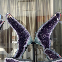 Magnifique paire d'ailes en cristal d'améthyste, géodes de quartz naturel en forme de papillon avec support métallique pour la décoration intérieure