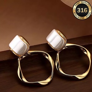 Boucles d'oreilles torsadées de luxe léger, en acier inoxydable 316 plaqué or 18 carats, pendentifs géométriques, polyvalentes pour le quotidien - Product Image 4