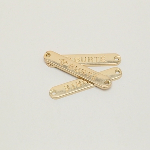 Chất Lượng Cao Nhà Máy Trực Tiếp Quần Áo Kim Loại Biểu Tượng Dấu Hiệu Khắc Thương Hiệu Tấm <span class=keywords><strong>Tag</strong></span> Cho Hàng May Mặc Thương Hiệu Thẻ - Product Image 3