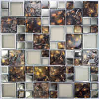 Mosaïque graphique moderne en verre, mélange de matériaux cristallins, film ambre et acier pour crédence et application murale intérieure