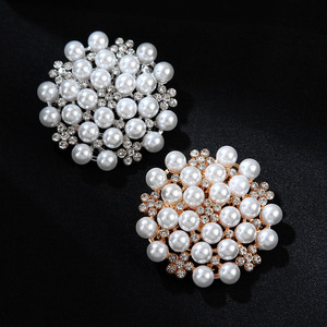 Muestra gratis Popular perla Pin broche al por mayor personalizado flor oro broche Pin China venta al por mayor cristal mujeres broche a granel - Product Image 2