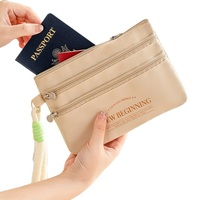 Portefeuille de voyage multi-poches à 3 fermetures éclair en tissu Oxford avec dragonne moelleuse et mignonne, porte-cartes portable pour passeport et documents – Vente en gros