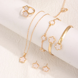 Ensemble de <span class=keywords><strong>bijoux</strong></span> 5 pièces tendance, plaqué <span class=keywords><strong>or</strong></span>, motif feuille et fleur colorée, comprenant collier, bracelet, jonc, bague, boucles d'oreilles et chaîne, motif trèfle, pour <span class=keywords><strong>femme</strong></span> - Product Image 6