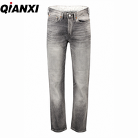 Jeans de Hombre Vintage Grises Lavados de Pierna Recta, Ajuste Delgado, 5 Bolsillos, con Parche de Cuero en la Parte Trasera, Estilo Urbano, Venta al por Mayor Directa de Fábrica