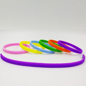 Oferta caliente en pulseras de silicona finas personalizadas Pulsera colorida en relieve inofensivo para el cuerpo para fines promocionales de niños - Product Image 1