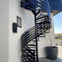 Escalier en colimaçon métallique pour application extérieure avec fabrication sur mesure et forme architecturale élégante