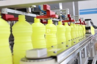 Chaîne de production complète en acier inoxydable pour shampoing, désinfectant pour les mains, huile lubrifiante : remplissage par piston à suivi linéaire servo, bouchage, étiquetage et emballage