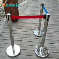 Poteau de guidage rétractable en acier inoxydable poli miroir multicolore pour hôtels, banques et expositions, avec sangle de sécurité pour la gestion des foules