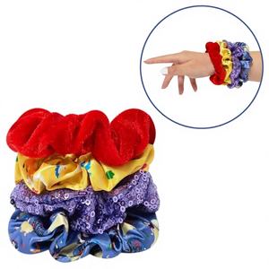 Ella. Accesorios Oficiales con Licencia de la Princesa Blancanieves, Set de Accesorios para el Cabello 5 en 1, Cepillo Desenredante de 9 Pulgadas, 4 Coleteros - Product Image 1