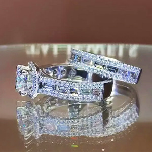 Set di anelli a due pezzi con zirconi quadrati in stile europeo-americano, ornamento decorativo alla moda per le dita, per l'uso quotidiano di coppia. - Product Image 2