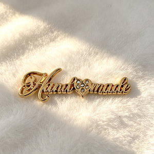 Étiquettes métalliques personnalisées en alliage de zinc de qualité supérieure, plaques gravées avec logo et lettres pour vêtements et sacs - Product Image 2