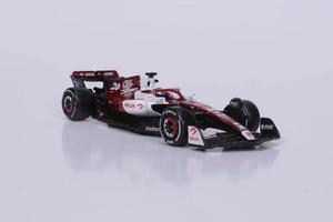Burago 1:43 <span class=keywords><strong>2022</strong></span> <span class=keywords><strong>F1</strong></span> voiture de course Alfa Romeo C42 (avec casque) modèle de voiture en alliage de simulation 24 #77 # - Product Image 6