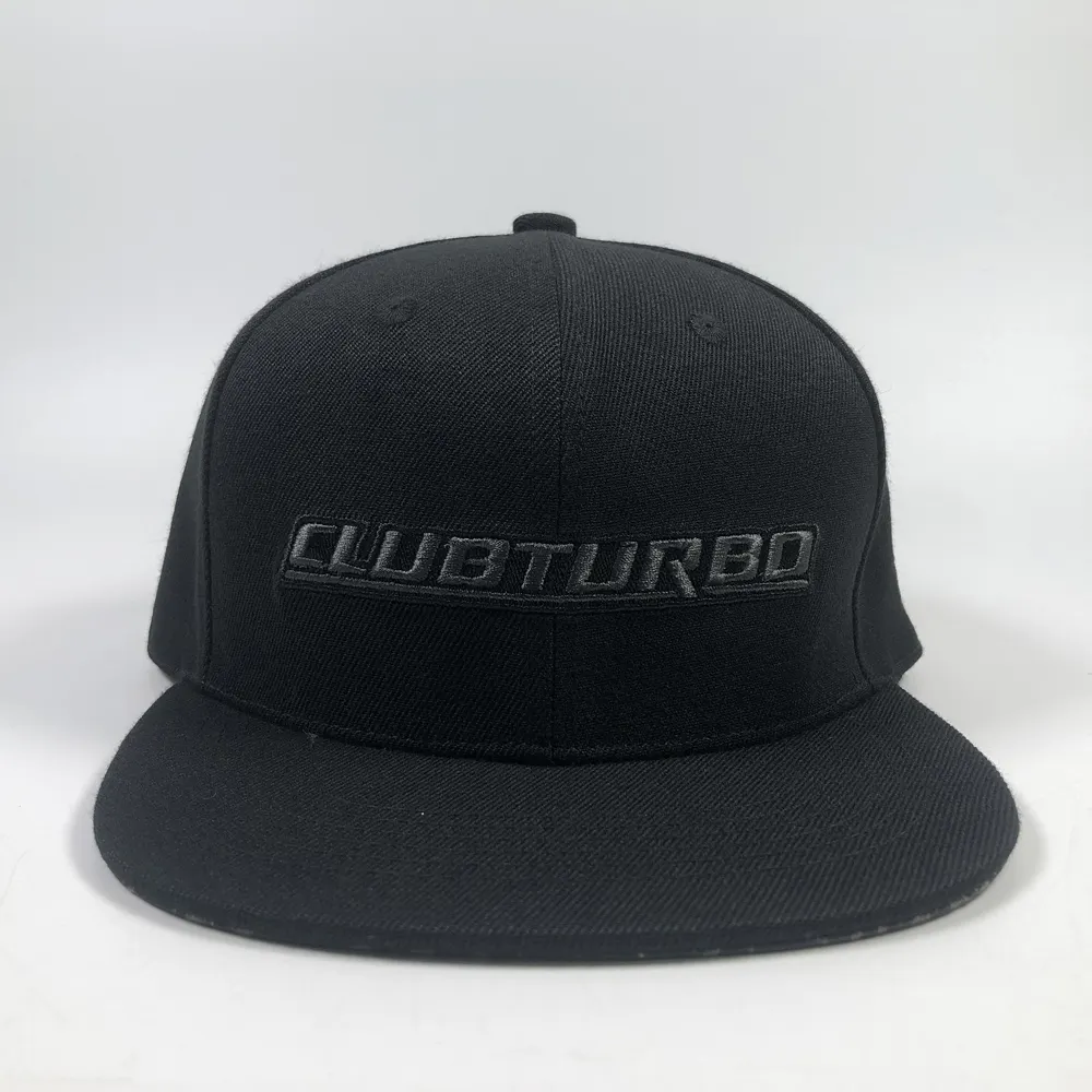 Logotipo personalizado gorras negras bordadas para los hombres Impreso plano debajo de la visera sombreros de hip hop con cinta de alta calidad de 6 paneles de acrílico snapback