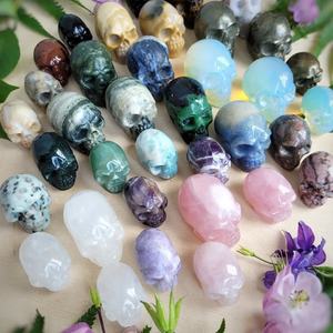 Adorno de calaveras de cristal pulido de 2 pulgadas, piedra preciosa natural tallada en una cabeza de fantasma, diseño de grabado, decoración de Halloween - Product Image 2