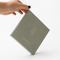 Boîte cadeau personnalisée avec couvercle et base rigides, carton gris 2 mm avec estampage à chaud, laminage soft touch, OEM
