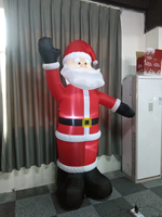 Décorations de Noël rougeoyantes gonflables personnalisées Père Noël géant de 4 pieds pour cour commerciale extérieure