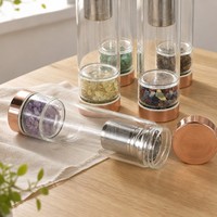 Bouteille d'eau énergétique en verre borosilicate avec copeaux de cristal naturel, pierres de guérison, infuseur à thé et couvercle en bambou – Vente en gros