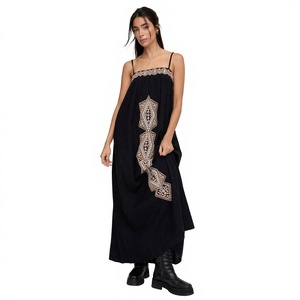 Robe mi-longue sans bretelles pour femme en coton 100% brodé à fleurs - Toutes saisons, multi-usages - Product Image 1