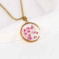 Collier tendance avec pendentif rond en résine fleur séchée, chaîne à maillons en acier inoxydable plaqué or, hypoallergénique, idéal pour cadeau de fête