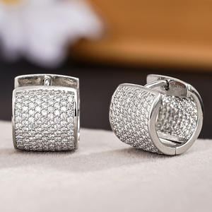 Boucles d'oreilles Huggie en or rose, clous géométriques micro-pavés en cristal et strass, bijoux de mode classiques unisexes pour soirée - Product Image 3