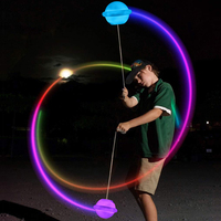 Boule Poi LED avec 7 modes de lumière colorée, balles rotatives souples et durables, poignées antidérapantes
