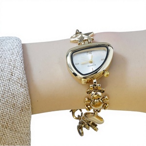Orologio al Quarzo con Design di Nicchia Europeo-Americano, Superficie Irregolare in Lega, Charm con Orsetto, Cuore, Stella a Cinque Punte, Oro Rosa - Product Image 1
