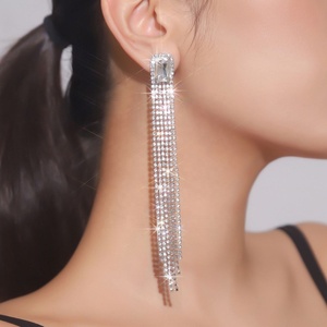 Boucles d'oreilles pendantes longues à pampilles tendance pour femmes, style européen et américain, en alliage de cuivre plaqué or avec strass en cristal taille brillant - Product Image 4