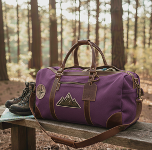 Sac de voyage vintage en toile bordeaux avec garniture en cuir, patch montagne et étiquette de bagage personnalisée - Grand sac de voyage pour la nuit - Product Image 5
